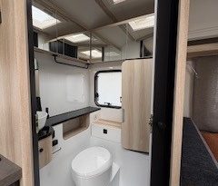 HOBBY De Luxe 460 SL, Neufahrzeug, Model 2026 voll